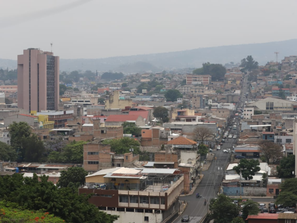 Tras varias semanas viviendo bajo una capa de humo denso en la capital, los cielos empiezan a presentar leves mejoras la mañana de este martes en el territorio nacional. EL HERALDO le proporciona algunas imágenes de algunos puntos de Tegucigalpa.