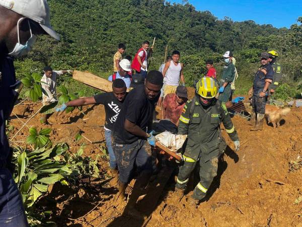 Decenas de personas fueron soterradas por un derrumbe repentino de tierra cuando transitaban por una comunidad del noroeste de Colombia. Los pobladores y autoridades realizan una intensa búsqueda de muertos y sobrevivientes.