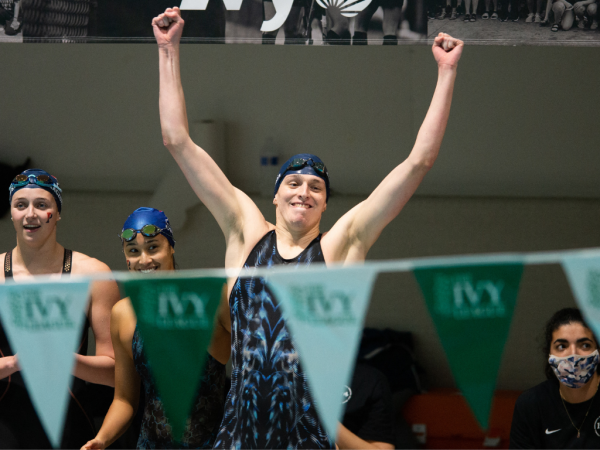 En esta foto de archivo tomada el 18 de febrero de 2022, la nadadora de la Universidad de Pensilvania, Lia Thomas, reacciona después de que su equipo gana el relevo de estilo libre de 400 yardas durante el Campeonato Femenino de Natación y Buceo de la Ivy League 2022 en Blodgett Pool en Cambridge, Massachusetts.