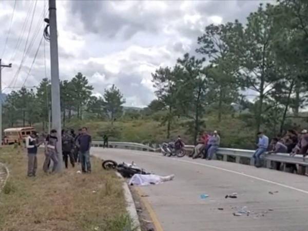 Las dos personas que murieron en el accidente en la carretera de Morocelí se conducían a bordo de una motocicleta; la versión preliminar refiere que habrían impactado en un bordillo de la carretera y luego en un atobús.