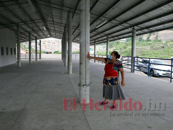 La terminal de buses en el mercado Perisur está casi finalizada, pero su construcción ha tardado varios años y quedó inconclusa.