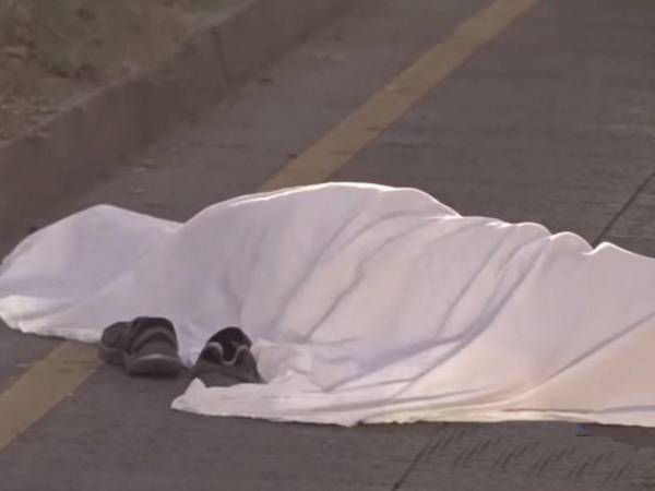 El cadáver de la mujer quedó tendido a la orilla de la calle.