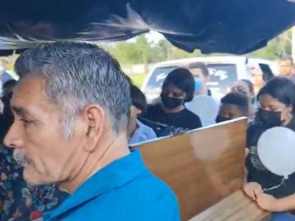 Keiry Gricel García fue enterrada en horas de la tarde de este sábado luego de su violenta muerte el pasado jueves.