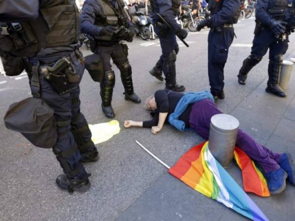 La mujer que cayó herida en una protesta de los chalecos amarillos en Niza, Francia. (Foto: AP)