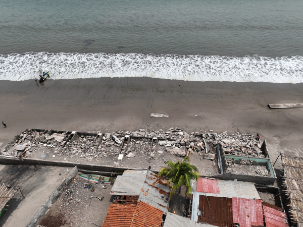 En las playas de Cedeño, en Marcovia, Choluteca, se observan casas destruidas por el mar. Los pobladores ya se acostumbraron a ver escombros arrastrados por las olas.