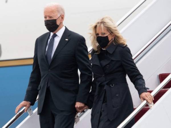 Biden y su esposa Jill llegando a la base aérea de Dover, en Delaware. Foto: AFP