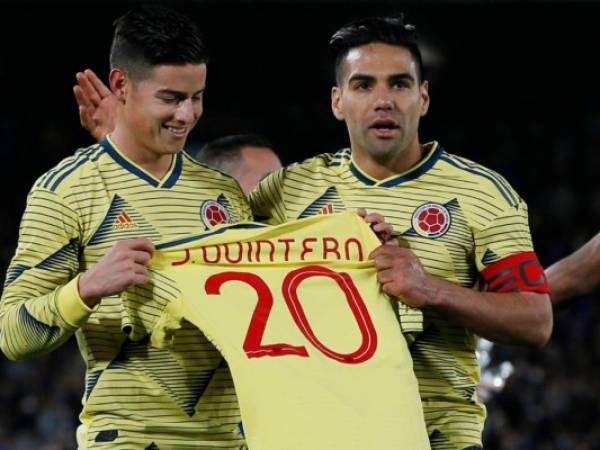 Radamel Falcao y James Rodríguez muestran una camiseta de su compañero Juan Fernando Quintero tras el gol de Falcao en la victoria 1-0 ante Japón en un partido amistoso en Yokohama, Japán, el viernes 22 de marzo de 2019. (AP Foto/Shuji Kajiyama)