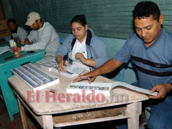 El control de las mesas es la parte más sensible de los procesos electorales y las credenciales en blanco se han prestado para el tráfico de credenciales. Foto: Johny Magallanes/ EL HERALDO