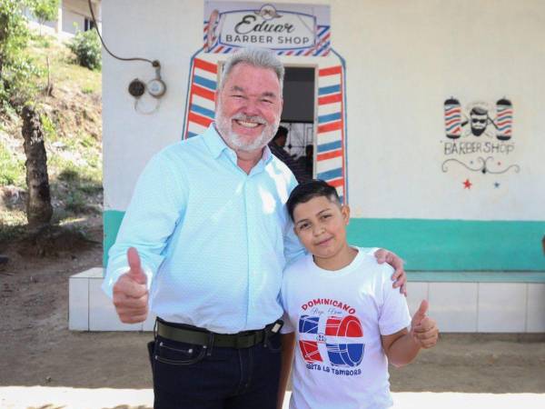 Eduardo Espinal y Roberto Contreras, alcalde de San Pedro Sula, posando para la lente de EL HERALDO.