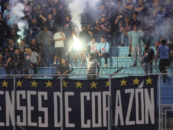 Concacaf multó a Motagua por la quema de pólvora y a Real España por la desobediencia de sus rebeldes aficionados.