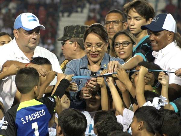 La mandataria cortó la cinta en un acto simbólico de reinauguración del coloso capitalino.