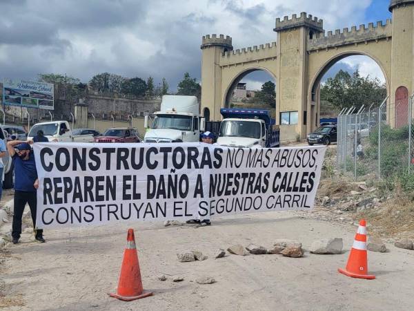 Los vecinos cansado del mal estado de la calle y no tener respuestas de las empresas constructoras realizaron una protesta.