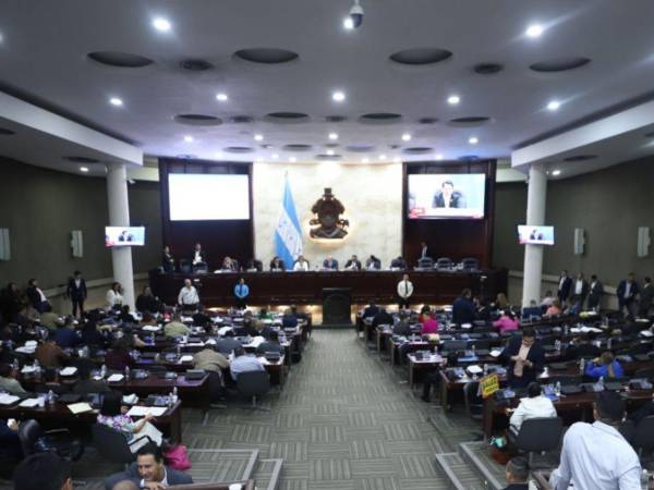 La mano derecha de Luis Redondo fue “enchachado” y llevado a la ATIC por obstruir la justicia. Con la Constitución en la mano, Tomé fue sacado de las oficinas del CN por la ATIC al intentar obstruir la operación.