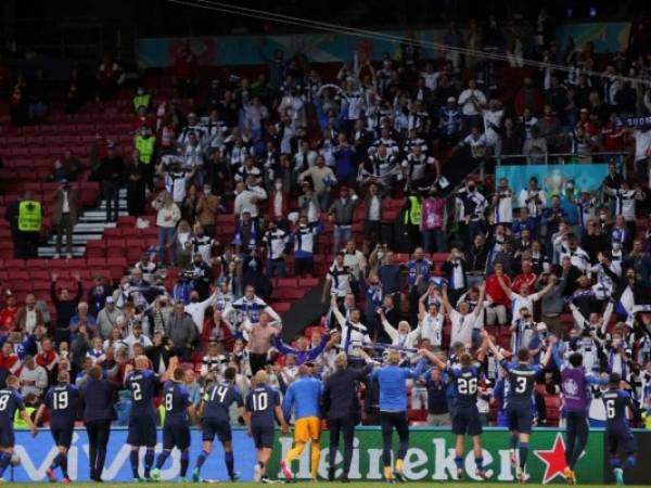 Finlandia tuvo un debut de ensueño en su primera Eurocopa al derrotar a Dinamarca este sábado. Foto: AFP