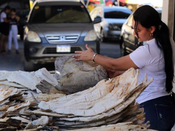 El valor del pescado seco se mantiene en el Mercado del Marisco, pero los comerciantes anunciaron que se viene un fuerte aumento.