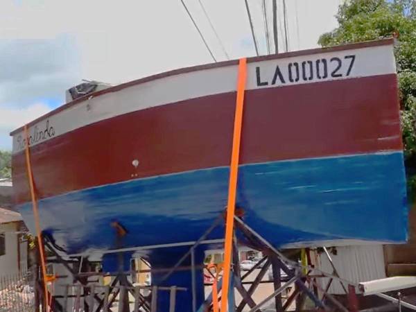 El velero, bautizado como “Rosalinda LA00027”, fue construido con una inversión de más de medio millón de lempiras y tenía como destino final las aguas de Coyolito.