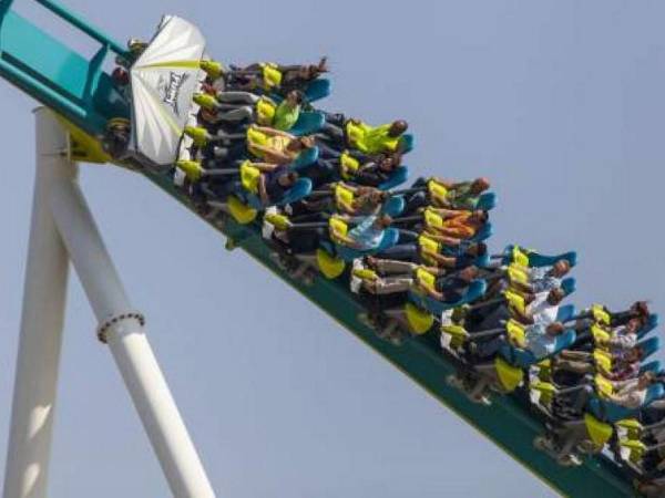 El parque de atracciones Carowinds durante un recorrido de la montaña rusa Fury 325.