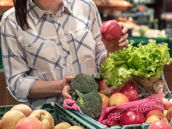 A veces se nos va el dinero comprando alimentos que no nutren, haga una compra variada y eficiente.