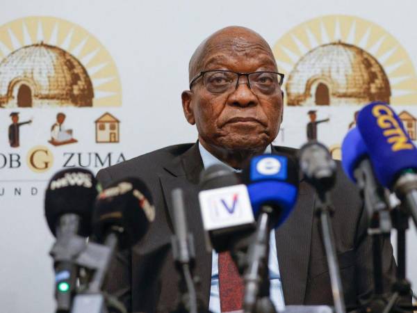 El expresidente sudafricano Jacob Zuma observa durante una conferencia de prensa en The Maslow Hotel en Sandton, centro comercial de Johannesburgo, el 22 de octubre de 2022.