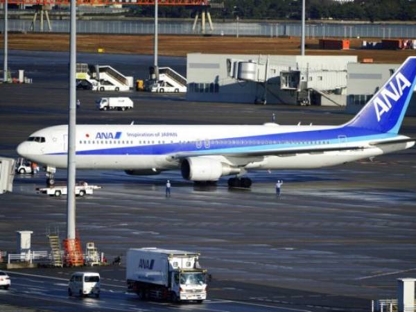 Un vuelo japonés que llevaba a varios evacuados de la ciudad de Wuhan llevaba a cuatro pasajeros con tos y fiebre. Dos recibieron un diagnóstico de neumonía. Foto: AP.