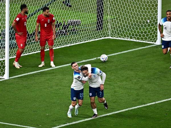 El defensor de Irán #19 Majid Hosseini (L) lucha por el balón con el delantero de Inglaterra #17 Bukayo Saka durante el partido de fútbol del Grupo B de la Copa Mundial de Qatar 2022 entre Inglaterra e Irán en el Estadio Internacional Khalifa en Doha el 21 de noviembre de 2022.