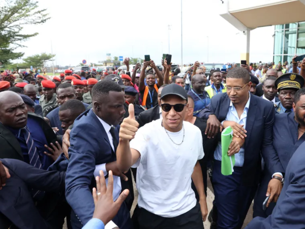 El astro del Paris Saint Germain llegó este jueves al aeropuerto de Yaundé, capital de Camerún, donde fue recibido por cientos de fanáticos.