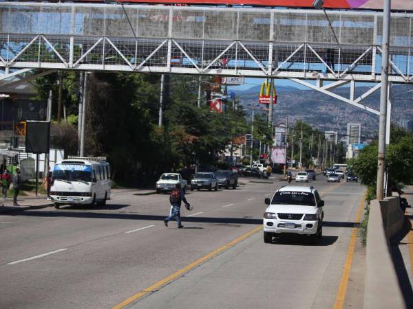 Aunque el puente peatonal del bulevar Suyapa, frente a la UNAH cuenta con una malla metálica que protege a los peatones de caídas e intentos de suicidio, la falta de seguridad les impide utilizarlo con confianza.