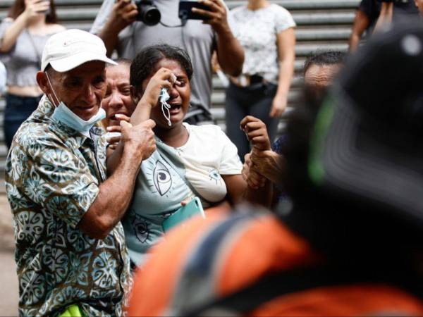 El llanto de una familia completa en las afueras de la morgue es la prueba viviente del dolor de haber perdido a una de sus parientes.