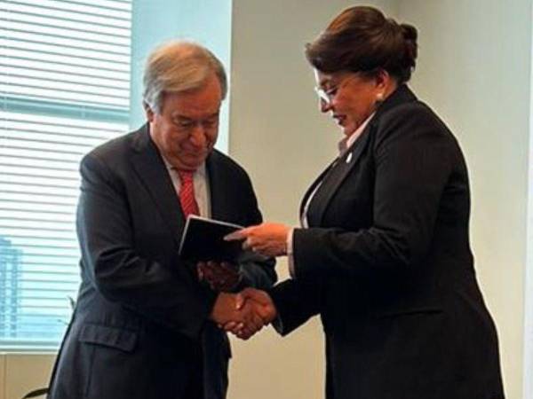 António Guterres y la presidenta hondureña, Xiomara Castro, al hacer oficial la entrega del documento.