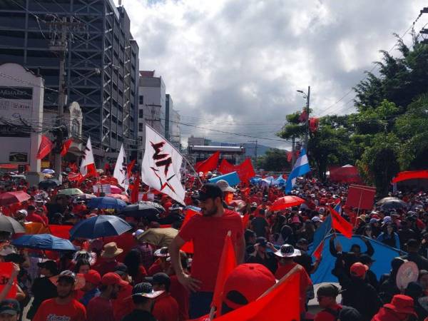 Miles de simpatizantes del partido Libertad y Refundación (Libre) se movilizaron hacia Casa Presidencial luego que el partido los convocara a una gran movilización este sábado en apoyo a la presidenta Xiomara Castro.