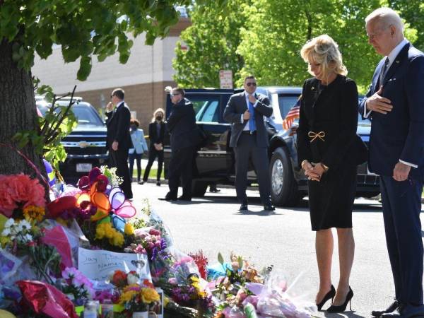 El presidente de los Estados Unidos, Joe Biden y la primera dama de los Estados Unidos, Jill Biden, visitan un monumento conmemorativo cerca de una tienda en Buffalo, Nueva York.