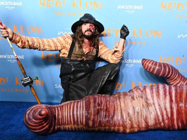 Heidi Klum se vistió de un gusano que era carnada de un pescador.