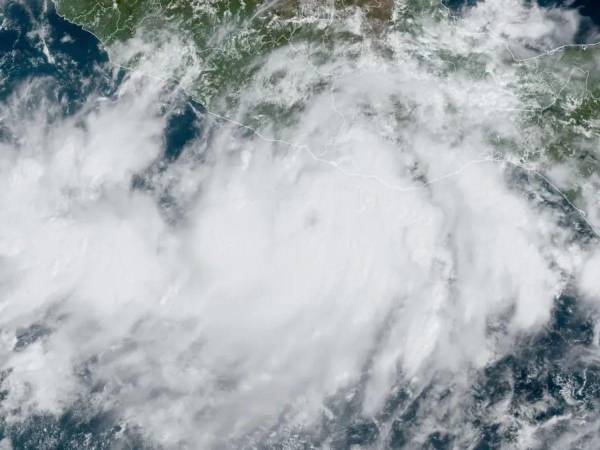 John se intensifica a huracán categoría 2 y anticipa su impacto en México