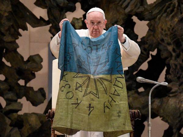 Durante su discurso, el papa desplegó una bandera ucraniana ante los miles de fieles reunidos en la sala Pablo VI.