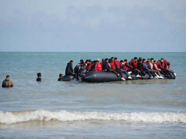 Migrantes embarcan en una lancha con la esperanza de llegar a Gran Bretaña desde la costa de Sangatte, en el norte de Francia, el 18 de julio de 2023.