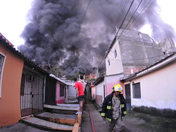 El incendio duró alrededor de cinco horas, donde los vecinos evacuaron sus viviendas como prevención.