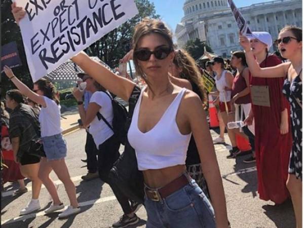 Emily Ratajkowski protestó este jueves contra la nominación del juez del Brett Kavanaugh. Foto: Emily Ratajkowski/Instagram.