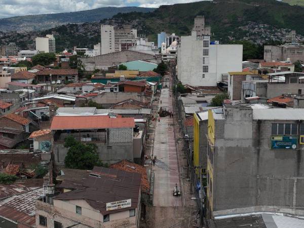 Así se ven los primeros metros de la avenida Cervantes pavimentados, el concreto rojo es el espacio para una ciclovía. Faltan fundir las aceras que serán más amplias.