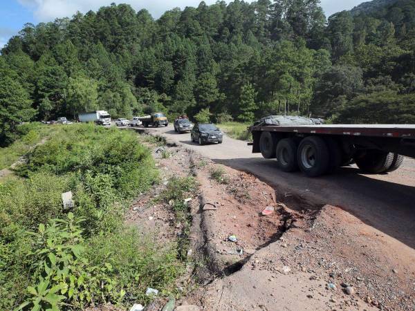 Por años la población de El Paraíso ha esperado la construcción de su carretera, pero no la culminan, evitando el desarrollo de la zona oriental de Honduras.