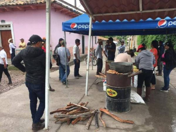 Frente al edificio de la alcaldía, que es alquilado, un grupo de pobladores permanece apostado para que nadie ingrese a él.