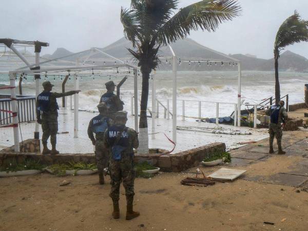 Miembros de la Armada de México patrullan una playa antes de la llegada del huracán Norma a Los Cabos, estado de Baja Californa, México, el 21 de octubre de 2023.