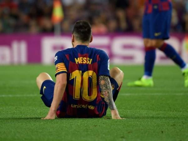 El delantero argentino de Barcelona, ​​Lionel Messi, reacciona en el suelo durante el partido de fútbol de la liga española entre el FC Barcelona y el Villarreal CF en el estadio Camp Nou de Barcelona.