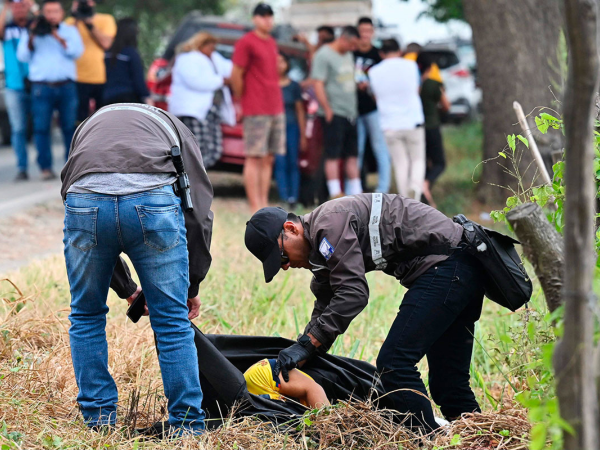 Miembros de la policía cubren el cadáver del concejal de Durán, Bolívar Vera, en Guayaquil, Ecuador, el 8 de septiembre de 2023