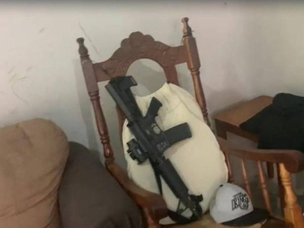 En la vivienda donde se produjo la captura fue encontrada esta arma tipo fusil AR-15.