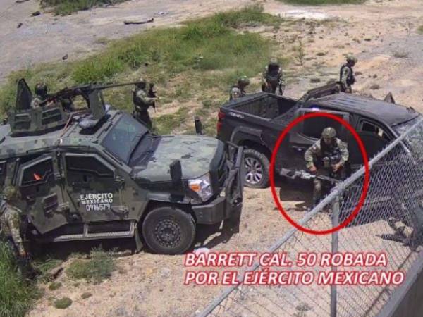 Momento en que uno de los militares sustrae una de las armas en las que se conducían los miembros del Cartel del Noreste