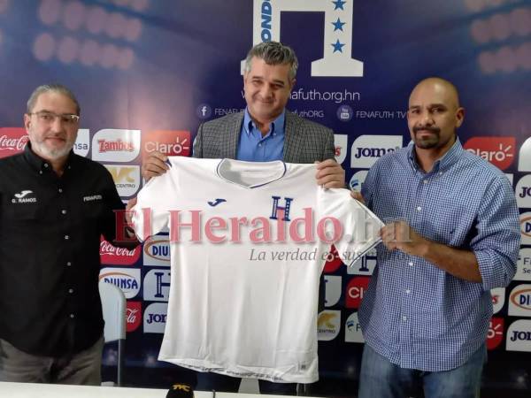 Diego Vázquez durante su presentación como DT de la Bicolor.