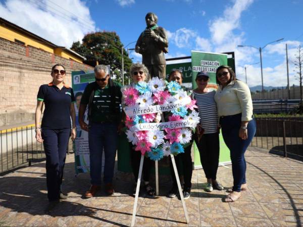 Doce años han pasado desde el asesinato de Alfredo Landaverde, el reconocido zar antidrogas y político que desafió a los grupos criminales desde su gestión, lo cual le habría costado la vida. Este 7 de diciembre, como cada año, su imagen fue honrada con una ceremonia conmemorativa y además . EL HERALDO estuvo en el lugar y captó las siguientes imágenes.