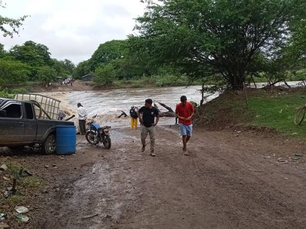 Incomunicados pobladores de Costa de los Amates tras primeras lluvias