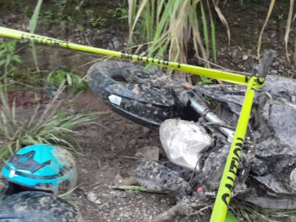 En la escena quedó el cuerpo de la víctima al lado de su motocicleta y cascos.