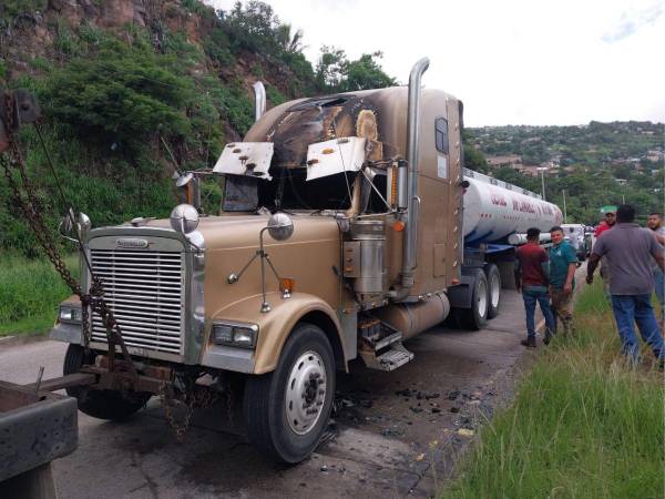 El incendio en el vehículo comenzó en la cabina y por acción inmediata del conductor no pasó a más.